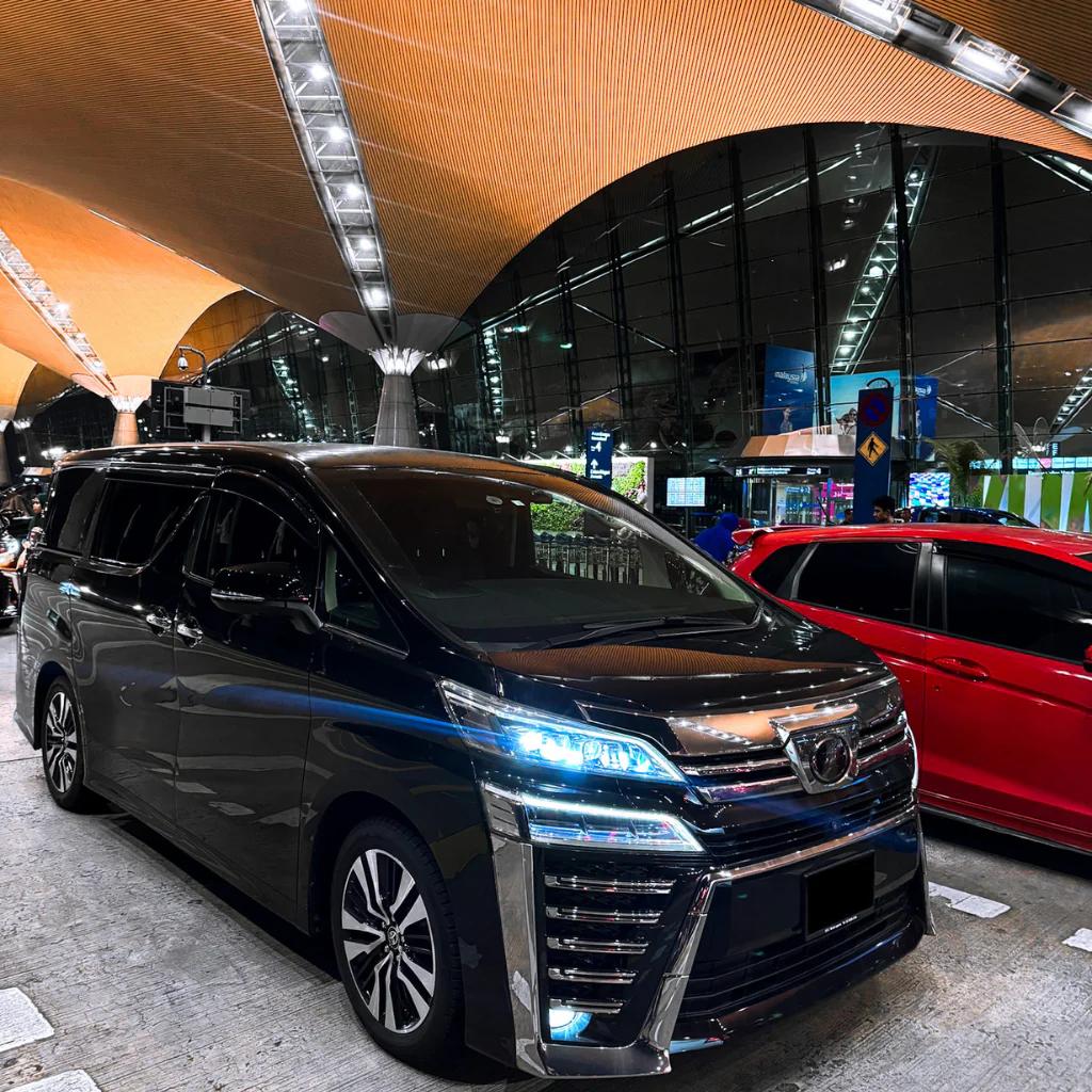 Black Toyota Vellfire at KLIA airport pickup area